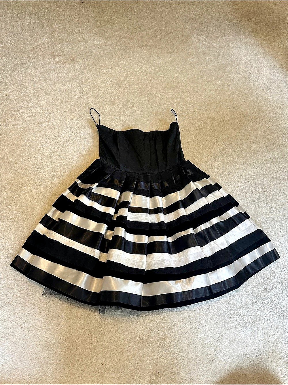alice + olivia Striped Mini Dress in Black & White. Good condition